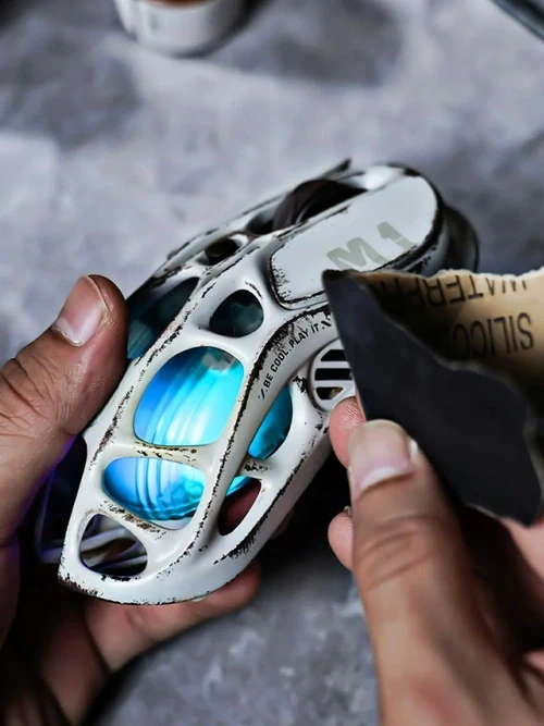 ماوس گیمینگ بی سیم برند gravastar مدل Battle Worn Silver Mist Version with 4K Dongle GravaStar Mercury M1 Pro